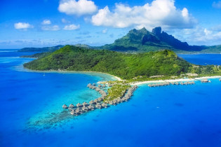 Blick auf die Insel Bora Bora mit dem Berg Otemanu im Hintergrund, Französisch-Polynesien