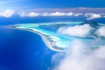 Luftaufnahme der Insel Bora Bora, die ein wenig von Wolken verdeckt wird, Französisch-Polynesien