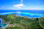 Luftaufnahme der Lagune von Bora Bora in Französisch-Polynesien - © wilar / Shutterstock