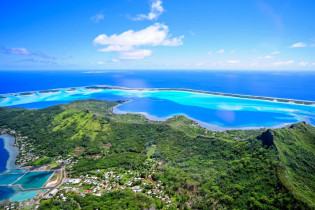 Luftaufnahme der Lagune von Bora Bora in Französisch-Polynesien