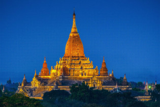 Im Ananda-Tempel, dem heiligsten Tempel Bagans, befinden sich vier 12m hohe Buddhastatuen, die in alle vier Himmelsrichtungen blicken