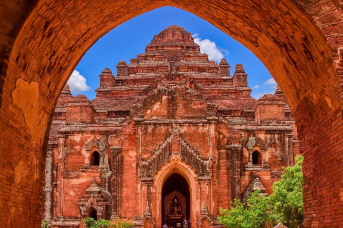 Eingang zum Dhamma Yangyi-Tempel, einem der massivsten Tempel in Bagan, Myanmar