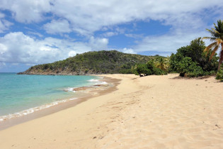 Saint Martin in der Karibik bietet zahlreiche romantische Buchten wie aus dem Bilderbuch, hier die bezeichnende Happy Bay