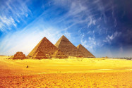 Die weltbekannten Pyramiden von Gizeh in Ägypten sind das einzige der Sieben Weltwunder der Antike, das heute noch erhalten ist und bestaunt werden kann - © Dudarev Mikhail / Fotolia