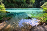 Der Bergsee Syri i Kaltër liegt im Süden Albaniens und fasziniert die Besucher aufgrund seines blau schimmernden, glasklaren Wassers inmitten üppiger Natur - © FRASHO / franks-travelbox