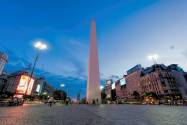 Der Obelisk von Buenos Aires erfüllt viele Funktionen und ist seit seiner Errichtung untrennbar mit der Hauptstadt von Argentinien verbunden - © alex_black / Shutterstock