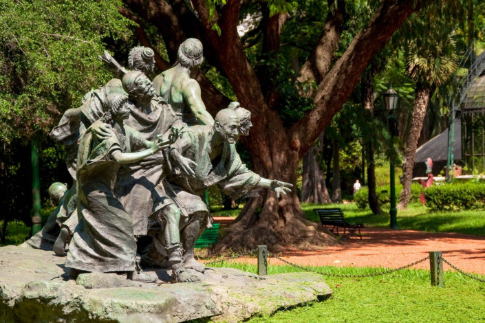 Inmitten der üppigen Vegetation des Japanischen Gartens in Buenos Aires setzen granitene Skulpturen malerische Akzente, Argentinien