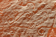 Der aufmerksame Betrachter endteckt Felszeichnungen auf den rostroten Sandsteinfelsen des Talampaya-Nationalparks in Argentinien - © Pablo H Caridad / Shutterstock