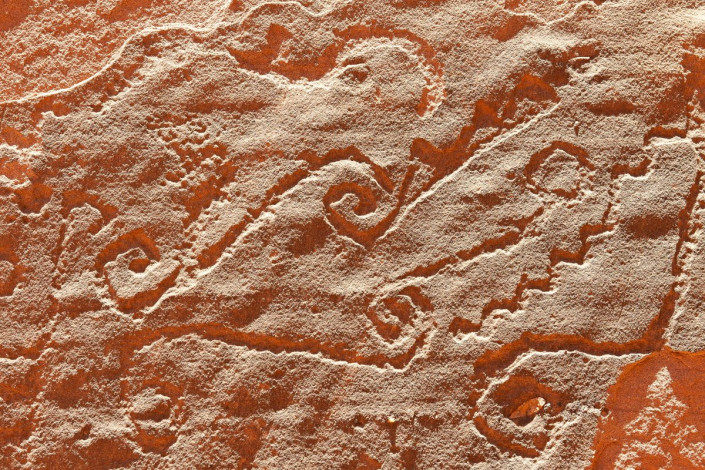 Der aufmerksame Betrachter endteckt Felszeichnungen auf den rostroten Sandsteinfelsen des Talampaya-Nationalparks in Argentinien