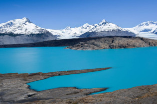 Der imposante Uspala-Gletscher im Los Glaciares Nationalpark in Argentinien mündet in den Argentino-See