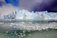 Der mächtige Perito Moreno-Gletscher ist einer der bekanntesten Gletscher im Süden des Los Glaciares Nationalparks in Argentinien - © meunierd / Shutterstock