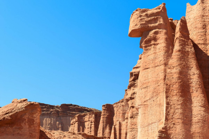 Der Talampaya-Nationalpark in Argentinien begeistert Besucher durch seine atemberaubenden rot leuchtenden Sandsteinformationen