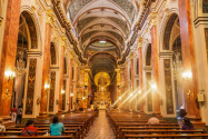 Im Inneren der Kathedrale von Salta, Argentinien, beeindrucken die imposanten Säulen und der reich mit Blattgold verzierte Altar aus dem Spätbarock - © Matyas Rehak / Shutterstock