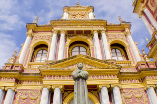 Mit ihrer prächtig geschmückten Rokoko-Fassade gilt die prunkvolle Basilika San Francisco in Salta als nationales Denkmal von Argentinien