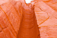Seit zig Millionen von Jahren formen Erosion, Wind und Wetter die rot leuchtenden Sandsteinformationen im Talampaya-Nationalpark in Argentinien - © thoron / Shutterstock