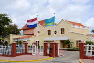 Der Amtssitz des Gouverneurs befindet sich gleich anschließend an das Parlament von Aruba in der Hauptstadt Oranjestad - © James Camel / franks-travelbox