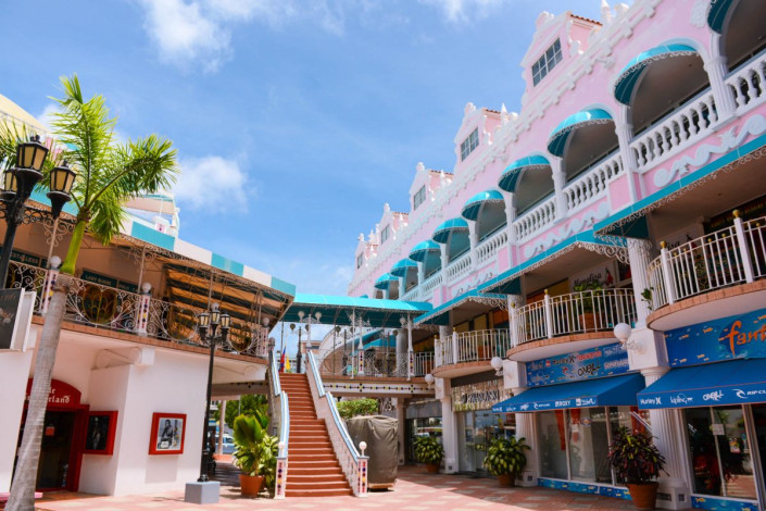 Innerhalb der fast kitschigen Seaport Village Mall in Oranjestad warten zahlreichen Shops und Restaurants auf Kunden, Aruba