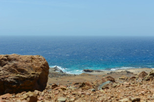 Über steinige Pisten gelangt man zum Natural Pool an Arubas Nordküste im Arikok Nationalpark