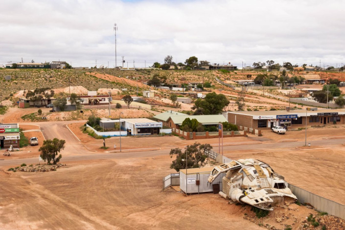 Panoramablick auf den Ort Coober Pedy im Outback Australiens, der auch Opal-Hauptstadt der Welt genannt wird