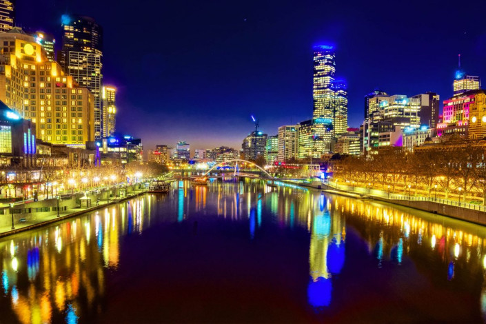 Blick über den Yarra River im prachtvoll beleuchteten Melbourne, Australien