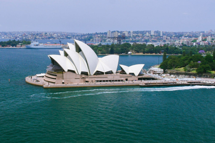 Das Opernhaus von Sydney ist das Wahrzeichen der Stadt und eines der Wahrzeichen Australiens; .es zieht jährlich an die 4 Millionen Besucher an, Australien