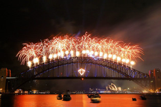 Die feurigen Kaskaden auf der Harbour-Bridge sind der Höhepunkt des alljährlichen Silvesterfeuerwerks in Sydney, Australien