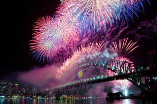 In Sydney wird das neue Jahr bei frühsommerlichen Temperaturen mit einer atemberaubenden Silvesterparty begrüßt, Australien