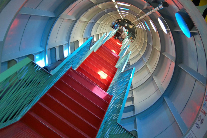 Über Rolltreppen und Aufzüge gelangen Besucher in die runden, 18m hohen Räume des Atomiums in Brüssel, Belgien