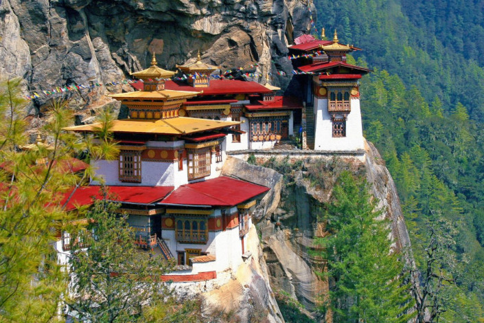 Das Taktshang-Kloster besteht aus 4 Gebäuden, die sich perfekt an die Flanke des Berges anpassen, Bhutan