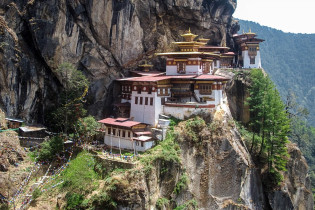 Das Taktshang Kloster in 700m Höhe ist Bhutans heiligstes und wohl auch meist fotografiertes Kloster