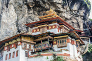 Das Taktshang Kloster ist eines der bekanntesten buddhistischen Klöster Bhutans und beinahe schon ein Nationalsymbol - © Sanmongkhol / Shutterstock
