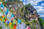 In der Umgebung des Taktshang Klosters in Bhutan befinden sich 9 heilige Höhlen, die mit zahlreichen Buddha-Statuen geschmückt sind - © theskaman306 / Shutterstock