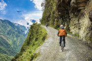 Als angeblich gefährlichste Straße der Welt führt die „Todesstraße“ im Westen von Bolivien von La Paz bis in die Yungas-Täler - © mezzotint / Shutterstock