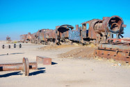 Das Eisenbahnnetz um den Eisenbahnfriedhof am Salar de Uyuni im Südwesten von Bolivien wurde Ende des 19. Jahrhunderts von den Briten installiert - © flog / franks-travelbox.com