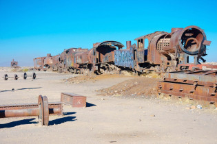Das Eisenbahnnetz um den Eisenbahnfriedhof am Salar de Uyuni im Südwesten von Bolivien wurde Ende des 19. Jahrhunderts von den Briten installiert