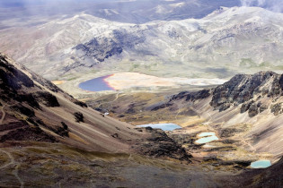 Der Chacaltaya liegt in der Gebirgskette Cordillera Real im Westen Boliviens und erreicht eine Höhe von 5.395 bzw. 4.421 Metern