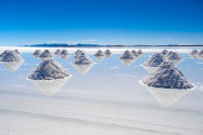 Der gigantische Salar de Uyuni im Südwesten Boliviens ist mit einer Fläche von über 12.000km2 der größte Salzsee der Welt - ©  Chris Howey / Shutterstock