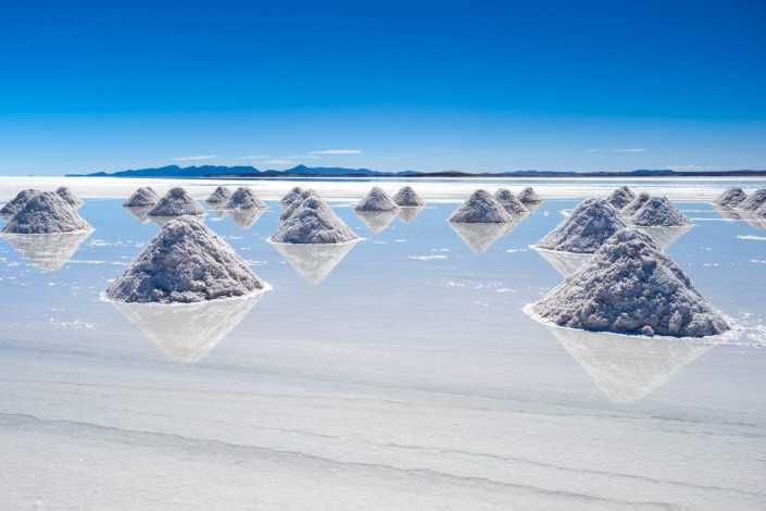 Der gigantische Salar de Uyuni im Südwesten Boliviens ist mit einer Fläche von über 12.000km2 der größte Salzsee der Welt