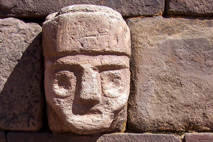 Detail der Steinmauern der historischen Stadt Tiwanaku in Bolivien