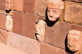 Detailansicht der Steinmauern der Ruinenstätte von Tiwanaku im westlichen Bolivien