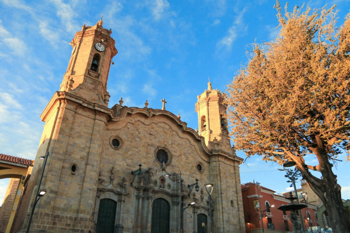 Die gewaltige Kathedrale San Luis dominiert mit ihren wuchtigen Glockentürmen das Stadtbild und bietet einen herrlichen Ausblick über Potosí, Bolivien