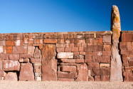 Die Mauern der Ruinenstätte Tiwanaku in Bolivien wurden komplett ohne Verwendung von Mörtel errichtet - © Pierre-Jean Durieu / Shutterstock