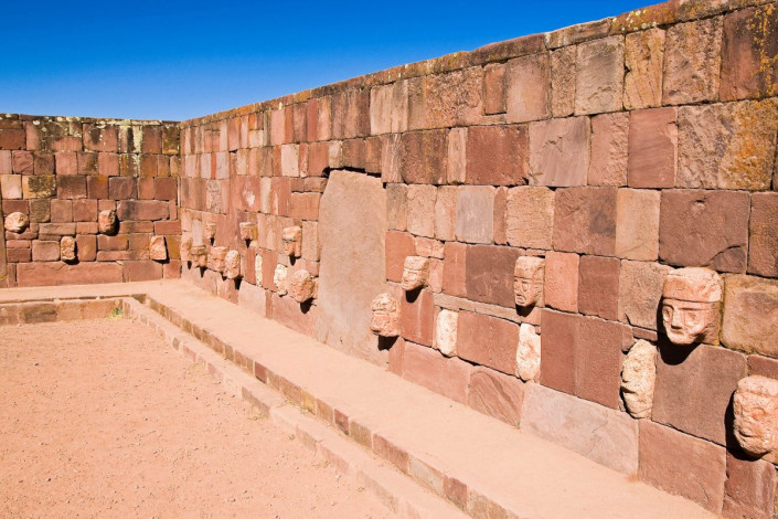 Die Ruinenstätte von Tiwanaku liegt im westlichen Bolivien an der Grenze zu Peru auf einer Höhe von 4.000 Metern über dem Meer