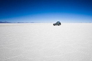 Ein Geländewagen auf dem Salzsee Salar de Uyuni in Bolivien
