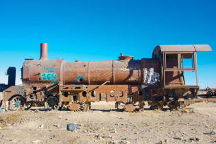 In den 1940er Jahren brach die Bergbau-Industrie von Bolivien zusammen und zahlreiche Züge wurden am Eisenbahnfriedhof bei Uyuni ihrem Schicksal überlassen