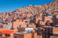 In La Paz, Bolivien, trifft seit Jahrhunderten indigene Kultur auf die modernen Einflüsse aus Europa - © Pocholo Calapre / Shutterstock