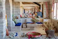 Kissen, Decken und anderes Deko-Material verleihen den salzigen Räumlichkeiten im Palacio de Sal eine gemütliche Atmosphäre, Bolivien - © flog / franks-travelbox.com
