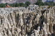 Das Mondtal bei La Paz im Westen Boliviens besteht aus tausenden tönern anmutenden Türmen, Säulen, Felsspalten, Graten, Löchern und Steinpyramiden - © flog / franks-travelbox