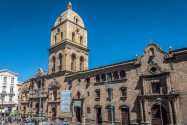 Der Plaza de San Francisco mit der pompösen Barock-Basilika sollte fixer Bestandteil jeder Sightseeing-Tour von La Paz sein, Bolivien - © Pocholo Calapre / Shutterstock