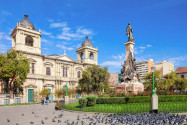 Die Kathedrale von La Paz am Plaza Murillo wurde erst im Jahr 1987 fertiggestellt, gerade rechtzeitig für den Besuch von Papst Paul Johannes II. in Bolivien - © saiko3p / Shutterstock